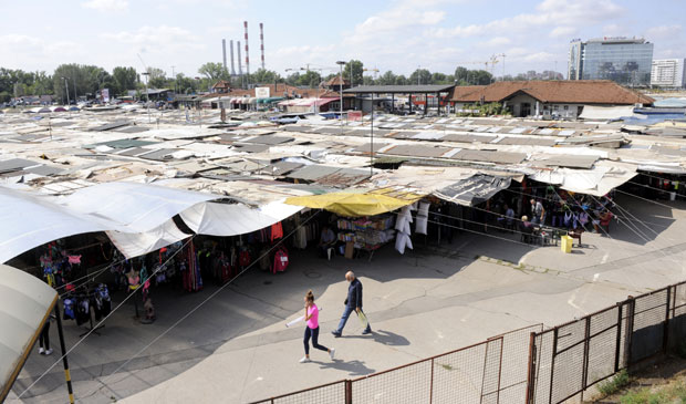 Некада је све врвело од купаца и продаваца, а тезге биле крцате робом: Зашто данас бувљаци одумиру?